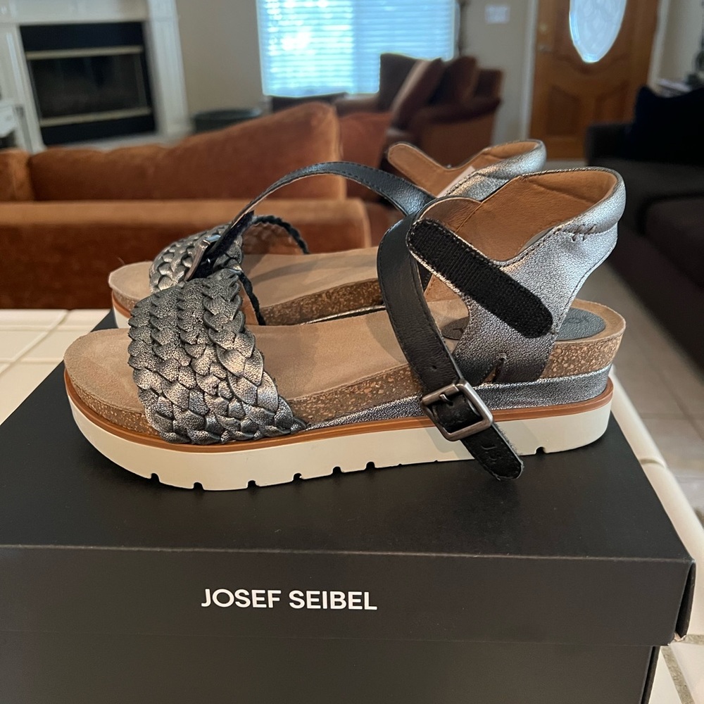 Josef Seibel Platform Sandals Size 37 Silver WORN ONCE